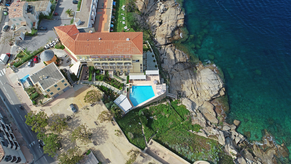 Une piscine qui domine la mer à Calvi