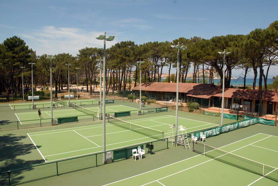 Jouer au tennis au milieu de la pinède de Calvi