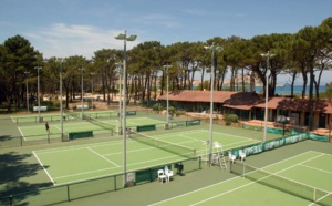 Jouer au tennis au milieu de la pinède de Calvi